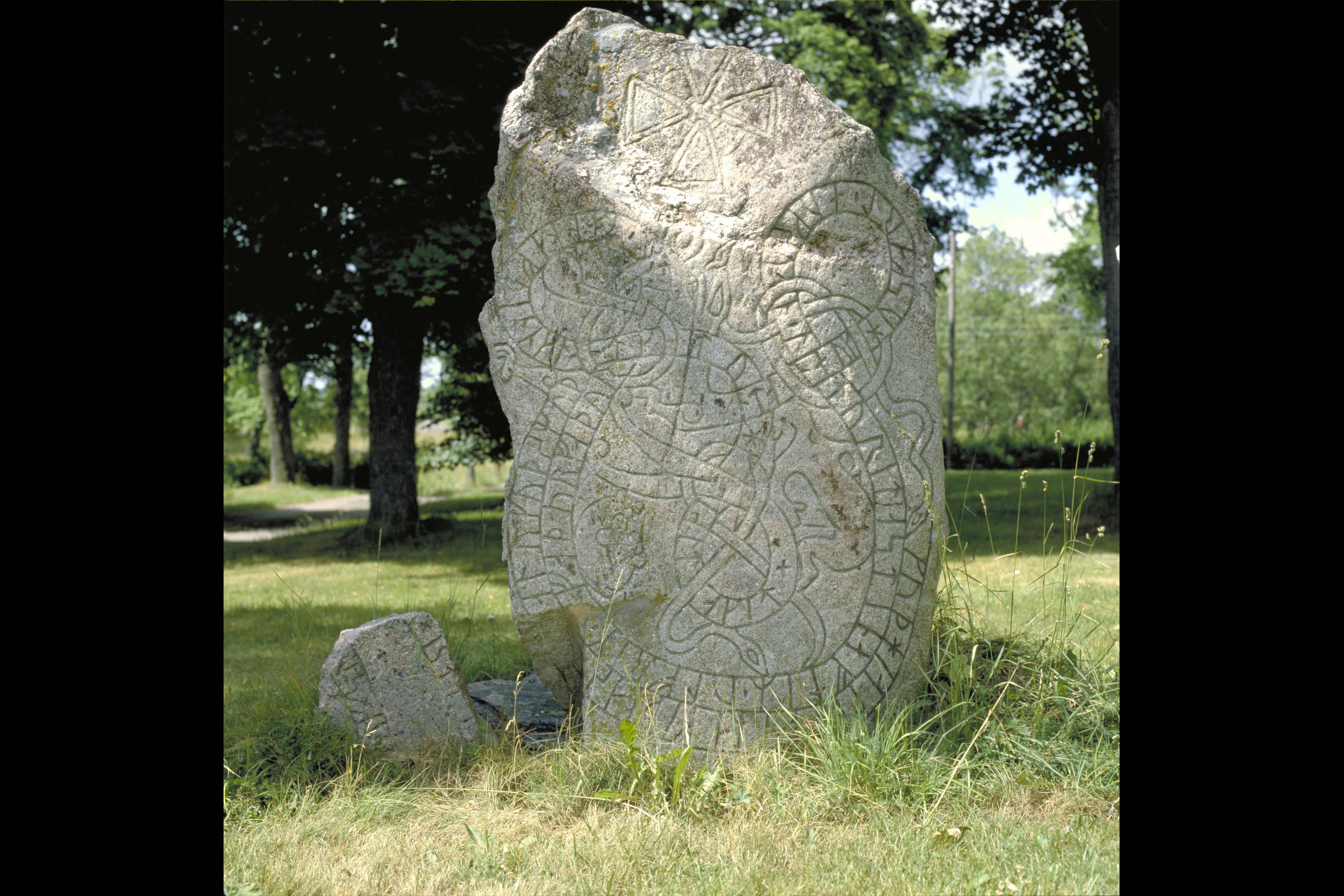 Beskrivning: Inskriften lyder: Och Dan och Huskarl och Sven lät resa stenen efter Ulvrik, sin farfar. Han hade i England uppburit två gälder. Gud och Guds moder hjälpe faderns och sonens själar.
 Fotosyfte: Publicering
